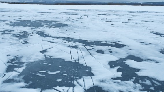 Cienka pokrywa lodowa na zbiorniku wodnym