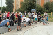 Młodzież zgromadzona przy siemianowickim skateparku. Przygotowuje się do konkursu.