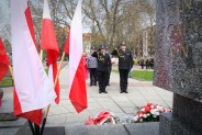 Przedstawiciele Państwowej Straży Pożarnej w Siemianowicach Śląskich pod Pomnikiem Czynu…