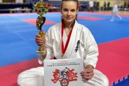 Daria Dobkowska Szefer  z pucharem i dyplomem  na 34 Wagowych Mistrzostwach Europy w Karate…