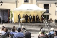 Na zdjęciu widoczny kwartet smyczkowy Altra Volta w składzie 3 mężczyz i kobieta oraz pianista i…