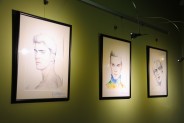 Trzy grafiki wyeksponowane na ścianie wnętrza Willi Fitznera