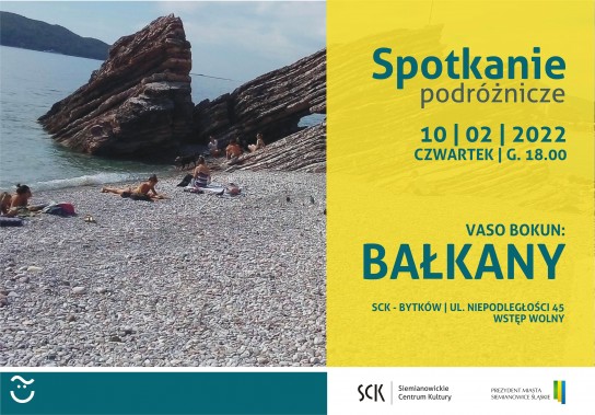 Na zdjęciu po lewej stronie plaża bałkańska z dużą skałą. Po lewej na żółtym tle napisy z…