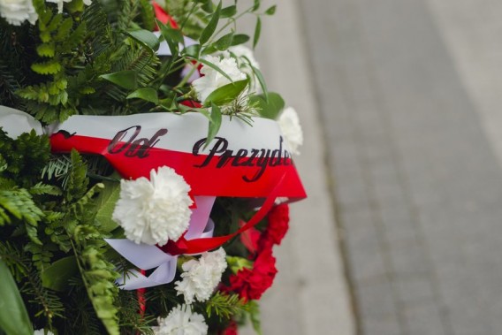 Składanie kwiatów na płycie Grobu Nieznanego Żołnierza.