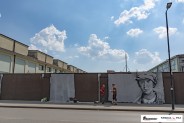 Fragment muralu z twarzą męską na ogrodzeniu fabryki ROSOMAK SA