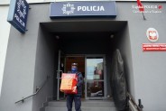 Policjant przed wejściem do Komendy Miejskiej Policji w Siemianowicach Śląskich.