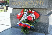 Wiązanka kwiatów pod Pomnikiem Powstańców Śląskich