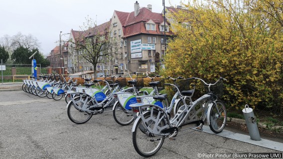 Samoobsługowa stacja rowerowa na pl. 11 listopada, przy rondzie w Michałkowicach. Na pierwszym…