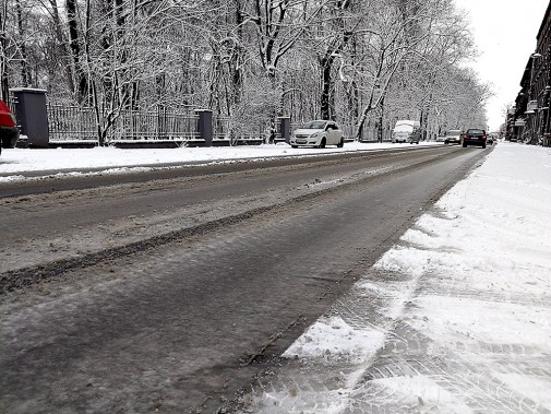 Zimowa aura nie sprzyja kierowcom, jednak służby miejskie robią co mogą by zminimalizować skutki…