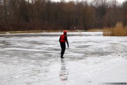 Pozorant idący po lodzie