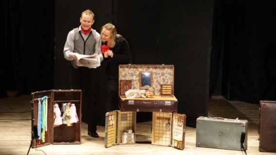 Na zdjęciu aktorzy występujący w spektaklu Kopciuszek. Stoją na scenie wraz z lalkami