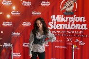 Magdalena Szweter na tle czerwonej ścianki reklamowej konkursu