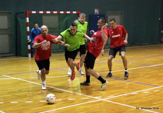 Zawodnicy walczący o piłkę podczas XXIX Barbórkowego Halowego Turnieju Piłki Nożnej