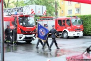 Wyprowadzenie sztandaru Komendy Miejskiej PSP w Siemianowicach Śląskich. W tle wozy strażackie