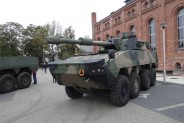 Wóz bojowy Rosomak stojący przed budynkiem SCK