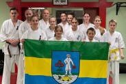 Reprezentacja 13 osób z  Siemianowickiego Klubu Karate Kyokushin z faga miasta Siemianowice Śląskie