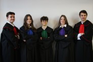 Uczniowie klasy prawniczo-dziennikarskiej przed symulacją rozprawy karnej