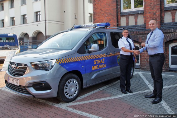 Przedstawiciel dealera firmy Opel przekazuje kluczyki komendant Straży Miejskiej w Siemianowicach…