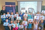 Dzieci prezentują rysunki z Psem Urwisem