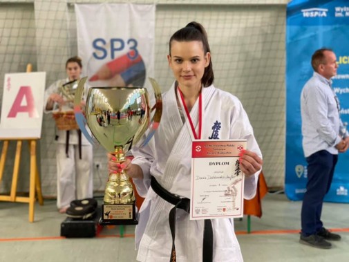 Daria Dobkowska - Szefer z puchare, medalem i dyplomem