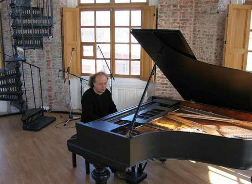 Józef Skrzek przy fortepianie