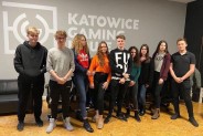 Młodzież stojąca na tle ścianki Katowice Gaming House