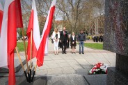 Siemianowiccy radni przy Pomniku Czynu Powstańczego w Siemianowicach Śląskich.