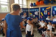 Renata Szwagierek, dyrektor SP nr 3, uroczyście przyjmuje nowych uczniów do grona szkolnej…