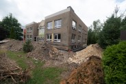 Rozkopany teren wokół budynku przedszkola.