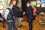 Wręczenie uczestnikom folderów wystawy przez sekretarza miasta Adama Skowronka