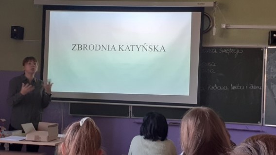 Ekran z napisem :Zbrodnia Katyńska