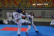 2 zawodników podczas walki na Mistrzostwach Polski ZS PUT Taekwondo