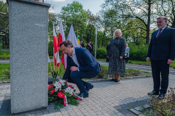 Rafał Piech, Prezydent Miasta Siemianowice Śląskie składa kwiaty pod figurą św. Floriana.