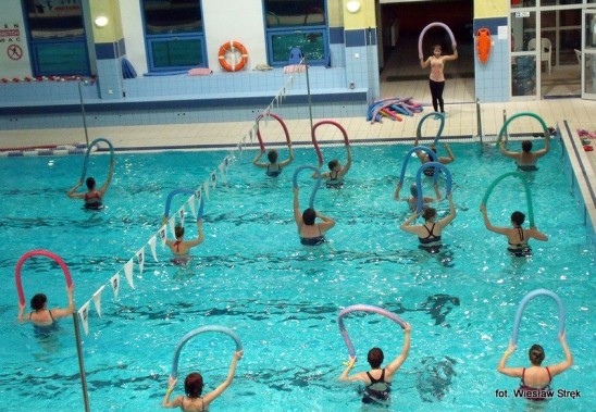 Zajęcia sportowe organizowane na basenie - ćwiczenia w wodzie