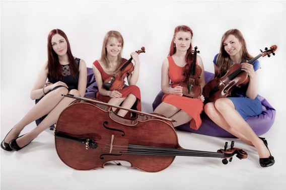Cztery dziewczyny kwartetu smyczkowego Cristal z instrumentami siedzą na białym tle
