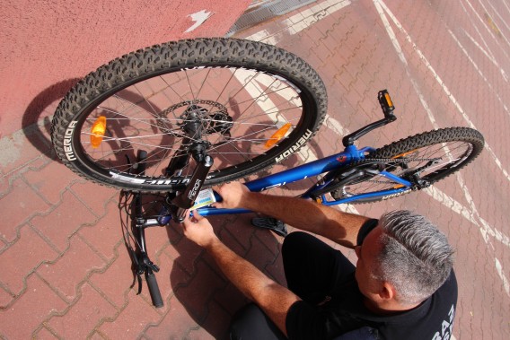 Znakowanie roweru przez strażnika miejskiego