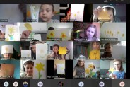 Dzieci prezentują swoje prace - żółte żonkile