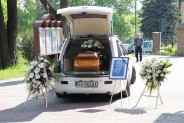 Karawan pogrzebowy z trumną śp. Piotra Okonia stojący przed wejściem do kościoła pw. św. Michała…