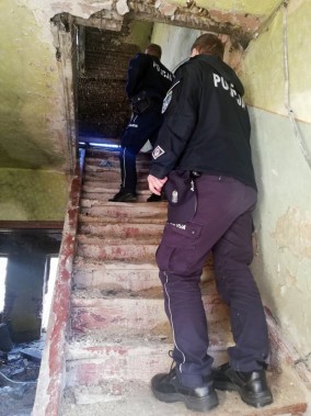 Policjanci na schodach pustostanu