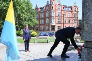 Przewodniczący Rady Miasta Adam Cebula składa wiązankę pod Pomnikiem Powstańców Śląskich. Przed…