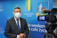 Wojewoda Śląski Jarosław Wieczorek udziela wywiadu telewizyjnego
