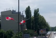 Biało-czerwone flagi, ku pokrzepieniu kibicowskich serc.