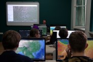 Uczniowie na lekcji prowadzonej przy komputerach