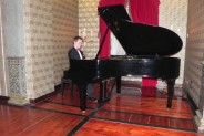 Łukasz Mikołajczyk przy fortepianie