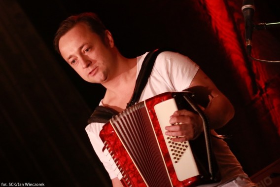 Czesław Mozil w trakcie koncertu