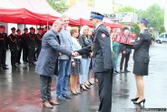 Zastępca Komendanta Miejskiego PSP wręcza okolicznościowy medal Sekretarzowi Miasta Siemianowic…