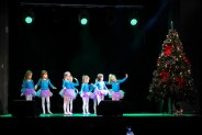 Na zdjęciu małe dzieci uczęszczające na zajęcia taneczne w zespołach w SCK Bytków. dziewczynki…