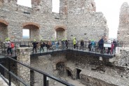 Dzieci na ruinach zamku w Ogrodzieńcu