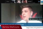 Zrzut ekranu z XXIII sesji Rady Miasta. Widoczny radny Bartosz Wańczura.