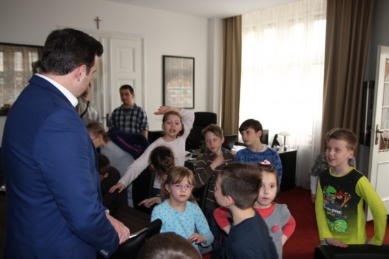 Prezydent rozmawia z dziećmi
